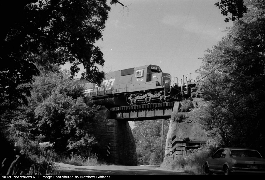 D&H Northbound over Tunnel Rd